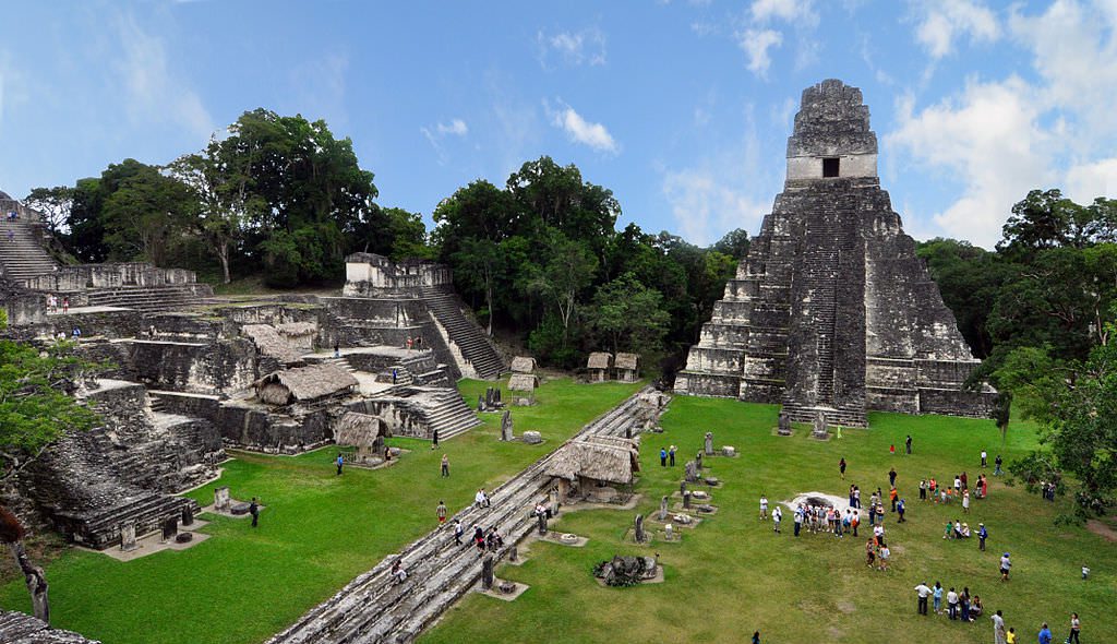 - La majestuosidad de Templo de ⁣la Estela en⁤ Tikal