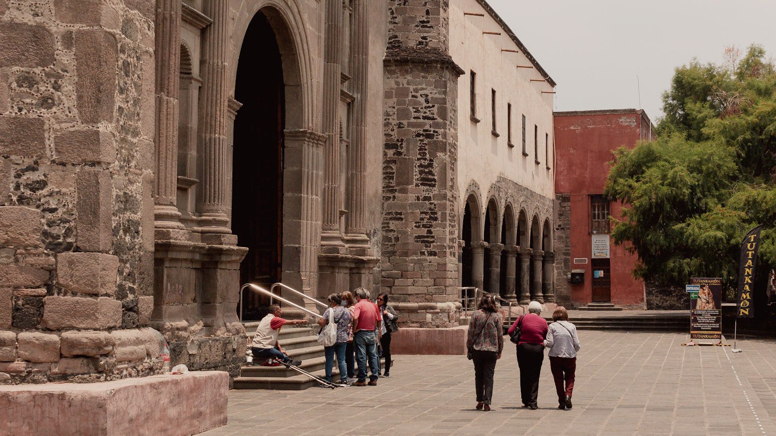 Descubre la⁢ majestuosidad del Templo del ⁢Gran Colibrí